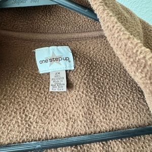 Pre loved woman’s vest. Zip up with side pockets.